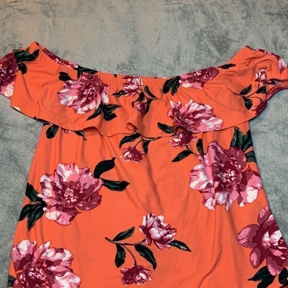 Discreet Floral Bodysuit - Picture 2 of 6
